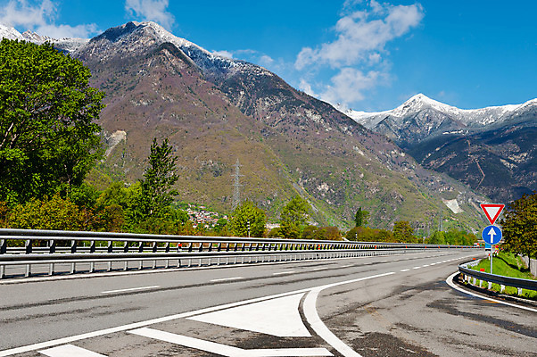포토 JPG 해외이미지 구름 유럽 도로 여행 비즈니스 교통시설 모션 자동차 자연 하늘 산 경고 안전 풍경 사람없음 야외 여름 햇빛 환경 골짜기 봄 이탈리아 고속도로 숲 위험 아스팔트 속도 알프스 짐차 길가 방법 생태학 스모그 자동 절정 해외202004 해외포토 자연요소 계절 교육 나라 길 육상교통 교통 컨셉 태양 시설 생태계 파일형식 이미지허브