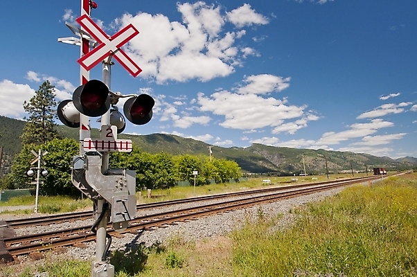 포토 JPG 해외이미지 구름 산업 도로 여행 교통시설 자연 하늘 풍경 사람없음 초록색 파란색 빛 기차 사인 신호 루트 선로 그리너리 해외202004 해외포토 자연요소 길 육상교통 컬러 교통 대중교통 시설 생태계 파일형식 트랜드컬러 이미지허브