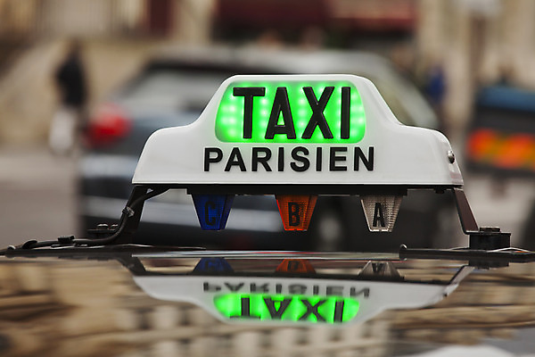 포토 JPG 해외이미지 유럽 여행 비즈니스 교통시설 자동차 거리 사람없음 초록색 빛 반사 여행객 프랑스 도시 야간 사인 택시 빛망울 프랑스어 파리(프랑스) 해외202004 해외포토 자연요소 문자 나라 육상교통 컬러 교통 승용차 사람 시설 파일형식 이미지허브