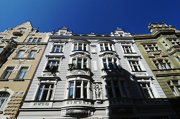 포토 JPG 해외이미지 유럽 건축양식 창문 하늘 거리 주택 사람없음 건물 파란색 조각상 역사 체코 프라하 옛날 해외202004 해외포토 건축물 건축 나라 컬러 조형물 파일형식 이미지허브