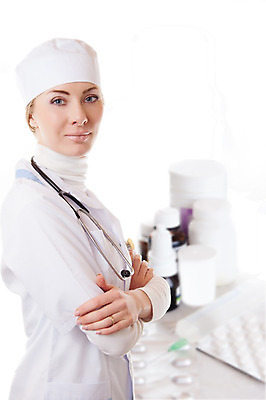 포토 JPG 해외이미지 백인 직업 여자 행복 무기 백그라운드 유니폼 비즈니스 청진기 성공 건강 병원 주사기 한명 웃음 사람 알약 약 간호사 의사 코트 흰색 자신감 직원 슛 보험 교차 고립 돌봄 해외202004 해외포토 서양인 1 옷 감정 컬러 컨셉 의학 의료기기 모션 표정 외투 의료진 파일형식 이미지허브