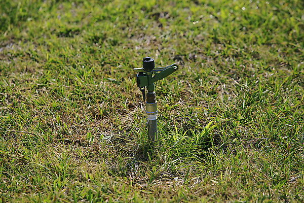 포토 JPG 해외이미지 풍경 잔디 사람없음 장식 가로 초록색 물 여름 빛 정원 장비 젖음 추위 안개 성장 물방울 수리 그늘 플라스틱 강의 뿌리기 조경 분무기 지하 교외 스프링쿨러 자동 정중 전경 해외202004 해외포토 자연요소 식물 계절 컬러 컨셉 모션 재질 날씨 파일형식 탑뷰 이미지허브