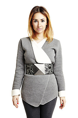 포토 JPG 해외이미지 스튜디오촬영 백인 응시 옷 포즈 청소년 표정 한명 서기 사람 20대 유행 평화 침묵 활발 회색 벨트 날씬함 해외202004 해외포토 서양인 1 시선 잡화 컬러 컨셉 모션 실내 청년 소리 몸매 파일형식 이미지허브