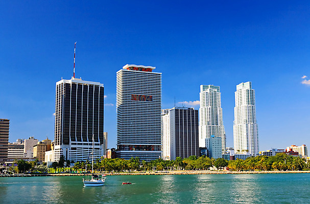 포토 JPG 해외이미지 비즈니스 건축양식 하늘 호텔 아파트 사람없음 건물 물 파란색 도시풍경 사무실 항구 맑음 고층빌딩 미국 도시 만 도심 콘도 지역 스카이라인 대서양 마이애미 플로리다 해외202004 해외포토 자연요소 건축물 건축 바다 컬러 북아메리카 교통시설 숙소 날씨 주택 풍경 빌딩 파일형식 이미지허브