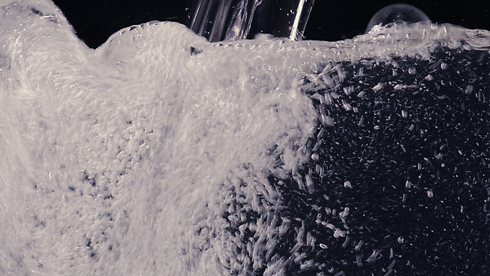 포토 JPG 해외이미지 백그라운드 검은배경 실내 사람없음 물 거품 젖음 흐름 물방울 액체 붓기 닫기 심플 분무기 고립 해외202004 해외포토 자연요소 컨셉 모션 내부 검은색 파일형식 이미지허브