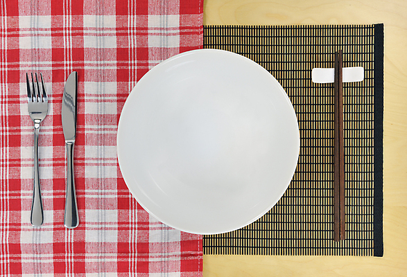 포토 JPG 해외이미지 스튜디오촬영 음식 포크 컨셉 젓가락 실내 요리 사람없음 빨간색 식탁보 칼 퓨전 동쪽 서쪽 해외202004 해외포토 식기 컬러 수저 내부 방향 파일형식 이미지허브