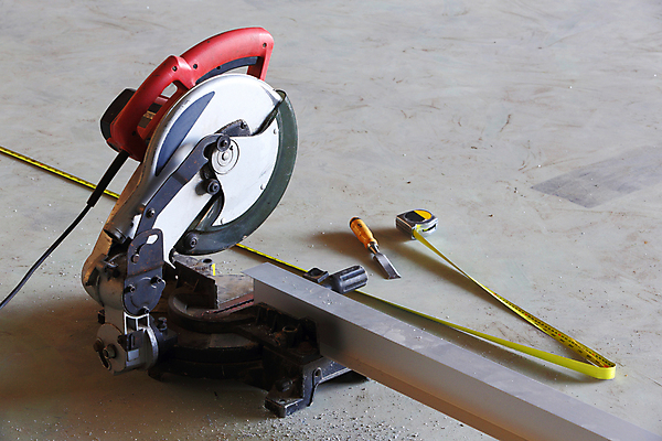 포토 JPG 해외이미지 직업 산업 백그라운드 십자가 비즈니스 공장 노동자 바닥 주택 프레임 기술 사람없음 빨간색 노란색 금속 힘 기계 장비 흰색 공구 업무 원형 칼날 치아 위험 플라스틱 자르기 목수 묘사 질감 날카로움 수목 진짜 철강 콘크리트 톱밥 해외202004 해외포토 도형 컬러 컨셉 공업 모션 재질 건물 도구 작업 소화기관 가루 파일형식 이미지허브