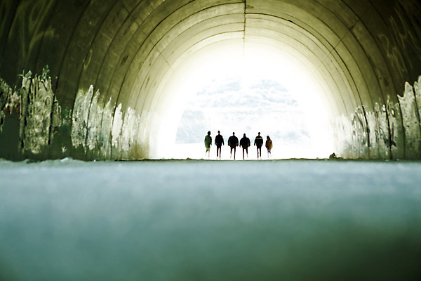 포토 JPG 해외이미지 1 남자 실루엣 도로 벽 여행 컨셉 일러스트 비즈니스 건축양식 모션 추상 출입구 그림자 사람 성인 사람없음 빛 걷기 우주 어둠 산책 자유 램프 도시 그룹 복도 터널 탈출 방향 심볼 통로 대문 장면 튜브 지하 타운 빛망울 종료 방법 혼자 해외202004 해외포토 건축 길 무늬 교통시설 휴식 조명 촬영기법 문 파일형식 이미지허브