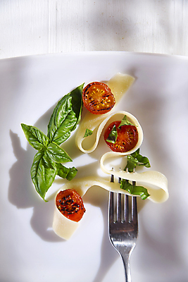 포토 JPG 해외이미지 다이어트 토마토 재료 파스타 건강 요리 사람없음 저녁식사 이탈리아음식 맛 묘사 바질 채식주의자 탄수화물 해외202004 해외포토 컨셉 채소 서양음식 식사 채식 파일형식 이미지허브