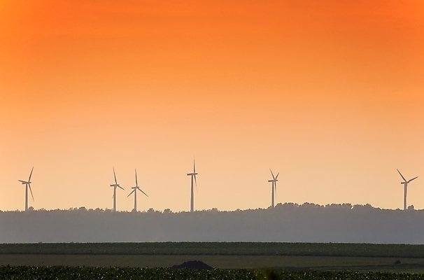 포토 JPG 해외이미지 유럽 산업 자연 독일 따뜻함 풍경 사람없음 가로 초록색 일출 환경 힘 일몰 재활용 풍차 발전소 에너지 시골 풍력에너지 저녁 생태학 카피스페이스 해외202004 해외포토 교육 나라 컬러 노을 공백 그린에너지 야간 친환경 생태계 파일형식 이미지허브