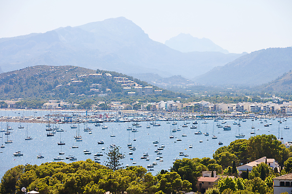 포토 JPG 해외이미지 전통 유럽 바다 섬 여행 자연 휴가 산 주택 항해 풍경 사람없음 건물 물 여름 햇빛 항구 맑음 도시 만 보트 역사 스페인 나룻배 언덕 해안도시 범선 모터보트 포트 해외202004 해외포토 자연요소 건축물 계절 나라 배_교통 교통시설 날씨 태양 생태계 파일형식 이미지허브