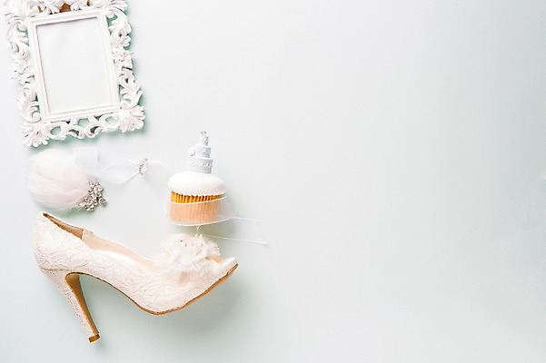 포토 JPG 스튜디오촬영 구두 배경화면 액자 결혼 실내 사람없음 결혼소품 파스텔톤 국내포토 컬러 신발 이벤트 내부 오브젝트 파일형식