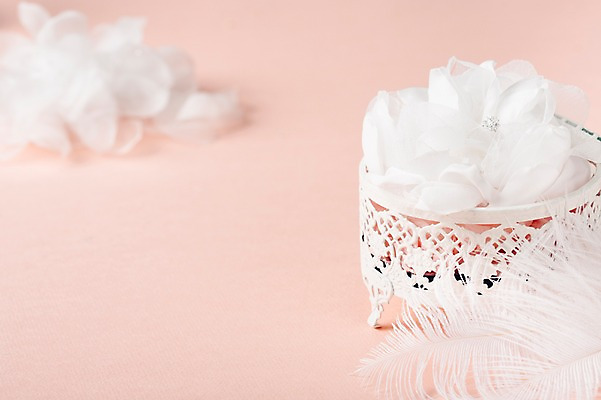 포토 JPG 스튜디오촬영 배경화면 결혼 실내 사람없음 아웃포커스 깃털 결혼반지 결혼소품 코사지 파스텔톤 국내포토 컬러 장신구 촬영기법 이벤트 내부 반지 오브젝트 파일형식