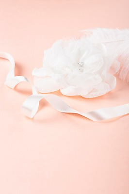 포토 JPG 스튜디오촬영 리본 결혼 실내 사람없음 결혼반지 결혼소품 코사지 파스텔톤 국내포토 컬러 장신구 이벤트 내부 반지 오브젝트 파일형식