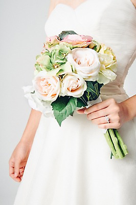 포토 1 드레스 뷰포인트 꽃다발 결혼 사람 이벤트 반지 오브젝트 여자만 성인만 파일형식 JPG 여자 부케 웨딩드레스 한명 성인 결혼반지 결혼소품 성인여자만 여자한명만 앞모습 국내포토