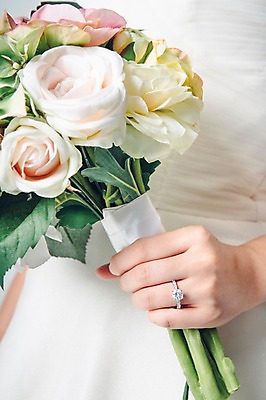 포토 JPG 여자 부케 웨딩드레스 결혼 한명 사람 성인 결혼반지 결혼소품 여자만 여자한명만 성인여자만 성인만 국내포토 1 드레스 꽃다발 이벤트 반지 오브젝트 파일형식