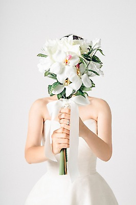 포토 JPG 여자 부케 웨딩드레스 결혼 한명 사람 상반신 성인 앞모습 결혼반지 결혼소품 여자만 여자한명만 성인여자만 성인만 국내포토 1 드레스 뷰포인트 꽃다발 이벤트 반지 오브젝트 파일형식