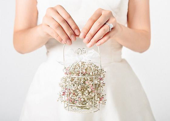 포토 식물 1 꽃 뷰포인트 결혼 사람 이벤트 반지 오브젝트 한해살이풀 여자만 성인만 파일형식 JPG 여자 한명 성인 결혼반지 안개꽃 결혼소품 성인여자만 여자한명만 배경화면 앞모습 국내포토