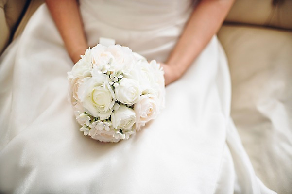 포토 1 드레스 뷰포인트 꽃다발 결혼 모션 촬영기법 사람 이벤트 오브젝트 여자만 성인만 파일형식 JPG 여자 부케 웨딩드레스 한명 앉기 성인 아웃포커스 결혼소품 성인여자만 여자한명만 배경화면 앞모습 국내포토