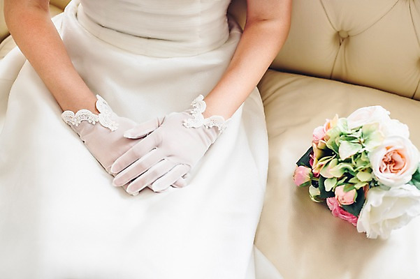 포토 JPG 여자 부케 웨딩드레스 배경화면 장갑 결혼 한명 사람 앉기 성인 앞모습 결혼소품 여자만 여자한명만 성인여자만 성인만 국내포토 1 잡화 드레스 뷰포인트 꽃다발 모션 이벤트 오브젝트 파일형식