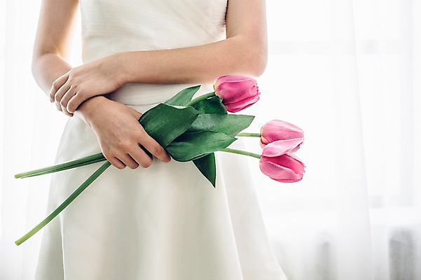 포토 JPG 여자 꽃 부케 웨딩드레스 결혼 한명 사람 성인 앞모습 튤립 결혼소품 여자만 여자한명만 성인여자만 성인만 국내포토 식물 1 드레스 뷰포인트 꽃다발 이벤트 오브젝트 파일형식