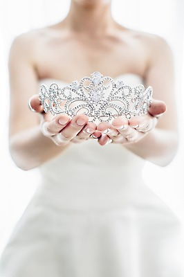 포토 1 드레스 뷰포인트 결혼 왕관 촬영기법 사람 이벤트 오브젝트 여자만 성인만 파일형식 JPG 여자 웨딩드레스 한명 성인 아웃포커스 티아라 결혼소품 성인여자만 여자한명만 상반신 앞모습 국내포토