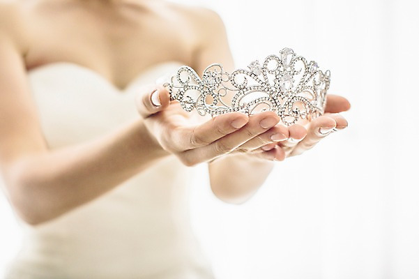 포토 JPG 여자 웨딩드레스 결혼 한명 사람 성인 앞모습 아웃포커스 티아라 결혼소품 여자만 여자한명만 성인여자만 성인만 국내포토 1 드레스 뷰포인트 왕관 촬영기법 이벤트 오브젝트 파일형식