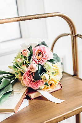 포토 JPG 부케 결혼 사람없음 아웃포커스 책 결혼소품 국내포토 꽃다발 촬영기법 이벤트 오브젝트 파일형식