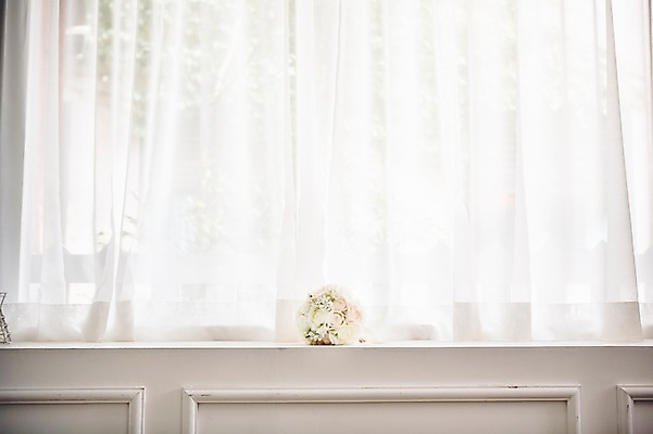 포토 JPG 부케 결혼 사람없음 커튼 창가 결혼소품 국내포토 꽃다발 창문 이벤트 오브젝트 파일형식