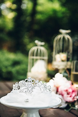 포토 JPG 주간 결혼 사람없음 야외 아웃포커스 티아라 결혼소품 웨딩테이블 국내포토 자연요소 탁자 왕관 촬영기법 이벤트 오브젝트 파일형식