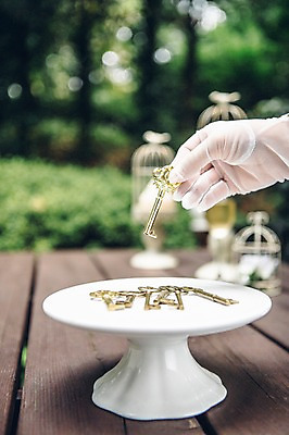 포토 JPG 주간 손 장갑 결혼 열쇠 사람 야외 아웃포커스 신체부위 결혼소품 웨딩테이블 국내포토 자연요소 잡화 탁자 촬영기법 이벤트 오브젝트 파일형식