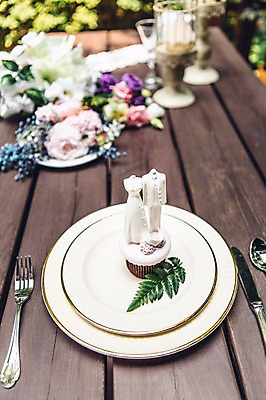 포토 JPG 주간 접시 결혼 포크 사람없음 야외 아웃포커스 상차림 컵케이크 결혼소품 웨딩테이블 국내포토 자연요소 식기 탁자 촬영기법 이벤트 케이크 오브젝트 파일형식