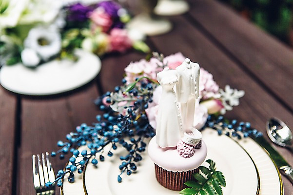 포토 JPG 주간 결혼 사람없음 야외 아웃포커스 상차림 컵케이크 결혼소품 웨딩테이블 국내포토 자연요소 탁자 촬영기법 이벤트 케이크 오브젝트 파일형식