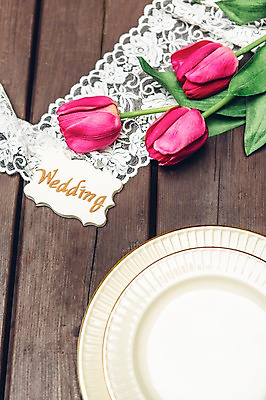 포토 JPG 접시 결혼 사람없음 튤립 상차림 결혼소품 웨딩테이블 국내포토 레이스천 식기 꽃 탁자 이벤트 직물 오브젝트 파일형식