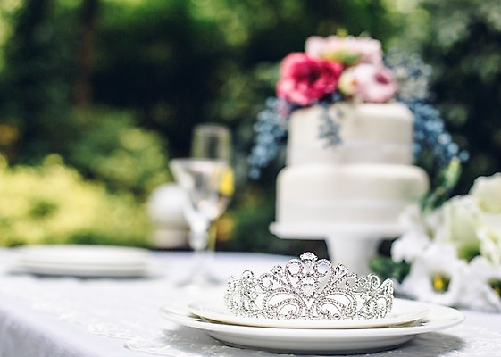 포토 JPG 주간 결혼 사람없음 야외 아웃포커스 상차림 티아라 결혼소품 웨딩테이블 국내포토 자연요소 탁자 왕관 촬영기법 이벤트 오브젝트 파일형식