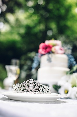 포토 JPG 주간 결혼 사람없음 야외 아웃포커스 상차림 티아라 결혼소품 웨딩테이블 국내포토 자연요소 탁자 왕관 촬영기법 이벤트 오브젝트 파일형식