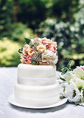 포토 JPG 주간 꽃 결혼 사람없음 야외 아웃포커스 웨딩케이크 결혼소품 웨딩테이블 국내포토 자연요소 식물 탁자 촬영기법 이벤트 케이크 오브젝트 파일형식