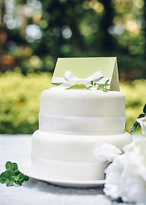 포토 JPG 주간 결혼 사람없음 야외 아웃포커스 웨딩케이크 결혼소품 웨딩테이블 국내포토 카드프레임 자연요소 탁자 프레임 촬영기법 이벤트 케이크 오브젝트 파일형식