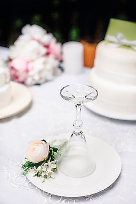 포토 JPG 접시 꽃 결혼 잔 사람없음 아웃포커스 상차림 결혼소품 웨딩테이블 국내포토 식물 식기 탁자 촬영기법 이벤트 오브젝트 파일형식