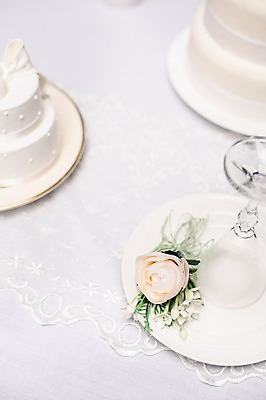 포토 JPG 접시 꽃 결혼 잔 사람없음 아웃포커스 상차림 결혼소품 웨딩테이블 국내포토 식물 식기 탁자 촬영기법 이벤트 오브젝트 파일형식