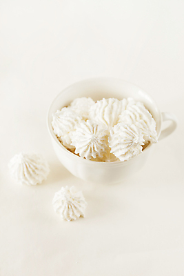 포토 JPG 해외이미지 서양음식 실내 사람없음 컵 쿠키 달콤 흰배경 머랭 해외202004 머랭쿠키 해외포토 식기 음식 백그라운드 디저트 내부 흰색 맛 파일형식 이미지허브