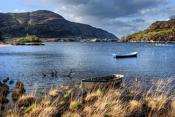 포토 JPG 해외이미지 구름 공원 호수 여행 자연 하늘 산 파노라마 국립공원 풍경 사람없음 야외 가로 초록색 물 여름 파란색 반사 평화 맑음 침묵 활발 시골 연못 보트 저녁 크리스탈 언덕 장면 아일랜드 내추럴 수평선 해외202004 해외포토 자연요소 계절 공공시설 유럽 컬러 컨셉 배_교통 날씨 촬영기법 소리 야간 광석 생태계 파일형식 이미지허브