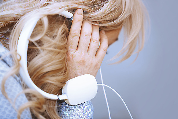 포토 JPG 해외이미지 백인 1 라이프스타일 여자 음악 중년 이어폰 비즈니스 통신 실내 한명 사람 취미 가로 금발 사무실 머리 헤드폰 고요 듣기 정보 비즈니스우먼 연결 휴대용 청각 웨어러블 해외202004 해외포토 서양인 헤어스타일 음향기기 모션 문화예술 성인 내부 생활 신체부위 직장인 오브젝트 파일형식 이미지허브