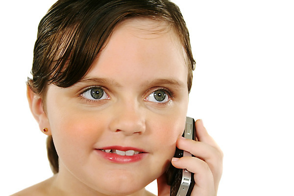 포토 JPG 해외이미지 응시 여자 행복 어린이 청소년 모바일 갈색머리 한명 스마트폰 듣기 달콤 만족 노려봄 해외202004 해외포토 1 헤어스타일 시선 감정 모션 표정 사람 핸드폰 스마트기기 맛 파일형식 이미지허브