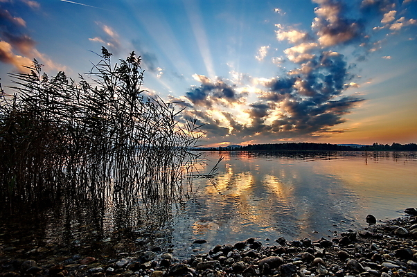 포토 JPG 해외이미지 나무 구름 호수 여행 백그라운드 오렌지 자연 하늘 아침 휴가 휴식 산 독일 풍경 사람없음 야외 빨간색 물 여름 파란색 빛 햇빛 반사 평화 일출 환경 일몰 새벽 바위 숲 즐거움 해외202004 해외포토 주간 자연요소 식물 계절 감정 유럽 컬러 컨셉 과일 태양 노을 돌_바위 생태계 파일형식 이미지허브