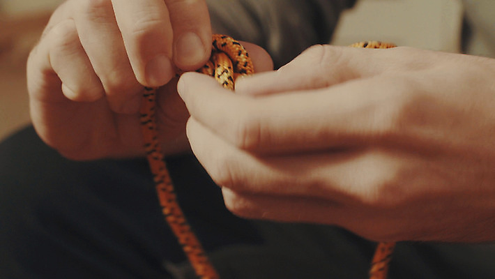 포토 JPG 해외이미지 라이프스타일 손 남자 밧줄 스포츠 포즈 넥타이 주택 기술 실내 관리 안전 사람 사람없음 청춘 운동 노란색 등산 장비 체험 닫기 연습 매듭 보험 산악가 해외202004 해외포토 잡화 줄 컬러 컨셉 모션 건강 내부 건물 생활 신체부위 트래킹 파일형식 이미지허브