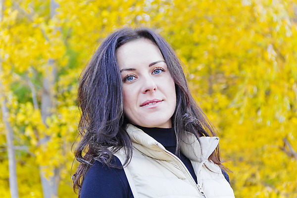 포토 JPG 해외이미지 나무 백인 1 여자 유럽 잎 갈색머리 한명 노란색 검은색 가을 흰색 표현 숲 해외202004 해외포토 서양인 식물 헤어스타일 계절 나라 컬러 사람 파일형식 이미지허브