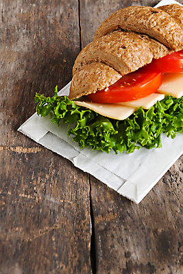 포토 JPG 해외이미지 종이 토마토 채소 치즈 실내 사람없음 크루아상 나무배경 해외202004 크루아상샌드위치 해외포토 빵 백그라운드 유제품 샌드위치 내부 파일형식 이미지허브