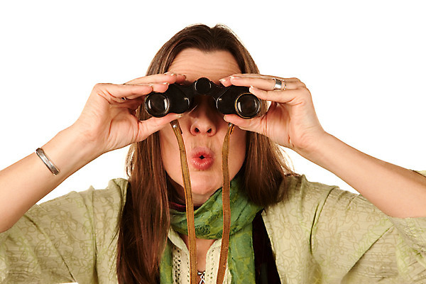 포토 JPG 해외이미지 1 응시 여자 갈색머리 한명 미소 성인 초록색 목도리 놀람 쌍안경 흰색 표현 입 확대 불안 입술 걱정 시력 충격 반응 배려 스파이 팬던트 혼자 해외202004 해외포토 헤어스타일 시선 잡화 감정 컬러 표정 사람 신체부위 망원경 파일형식 이미지허브