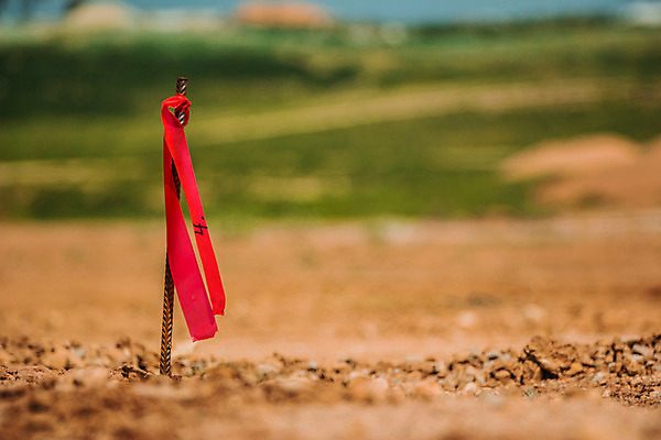 포토 JPG 해외이미지 산업 리본 도로 길 모래 포장 표시 거리 집게 안전 풍경 사람없음 야외 건물 빨간색 깃발 업무 막대기 보행로 재산 땅 발굴 측정 흔적 먼지 지역 봉 말뚝 제비 개발 땅바닥 측량사 해외202004 해외포토 직업 건축물 컬러 교통시설 조류 바닥 금융 작업 파일형식 이미지허브